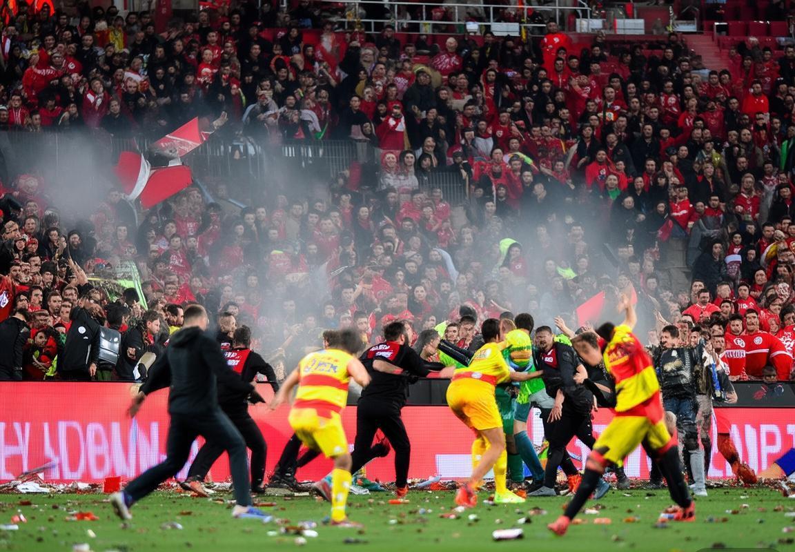 西甲德比后塞维利亚球迷冲突升级：足球暴力事件引发塞维利亚俱乐部声明谴责